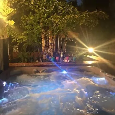 Lorna With Air Conditioning Hot Tub And Games