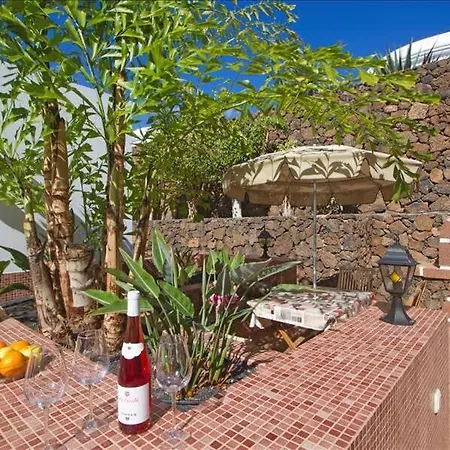 Hotel Lorna With Air Conditioning Hot Tub And Games Puerto del Carmen (Lanzarote)